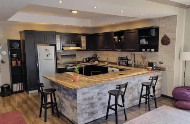 4-bedroom apartment in charming Beverly Hills with pool