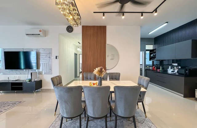 AJ Suites by Rilaks, 3 Bedrooms 3 Baths for 7 Guests in KL North