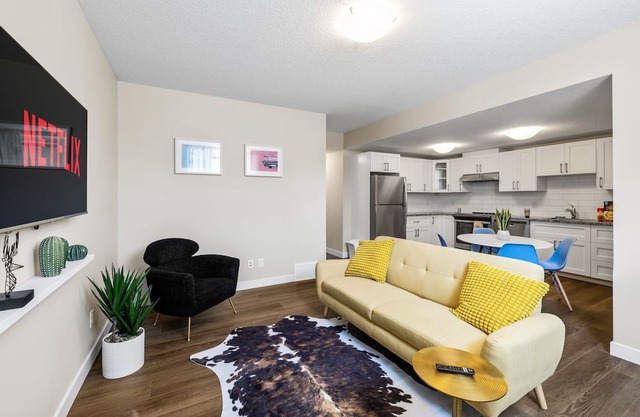 Stylish Oasis *Private Fenced Yard* Near WEM Mall