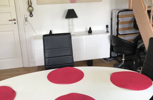 Lovely apartment on 2 levels of 125 sqm. in a nature area. Walking distance to S-trains and buses