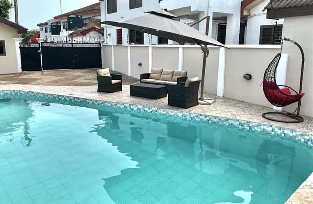 Spacious 6-bedroom villa in charming Accra with AC