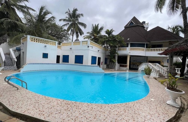 Kivuli villas Diani ,located 2 minutes walk to the White sandy Diani Beach