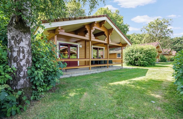 Comfort+ 6-person bungalow with veranda, dishwasher, washing machine and central location at holiday park ’t Hooge Holt near Gramsbergen.