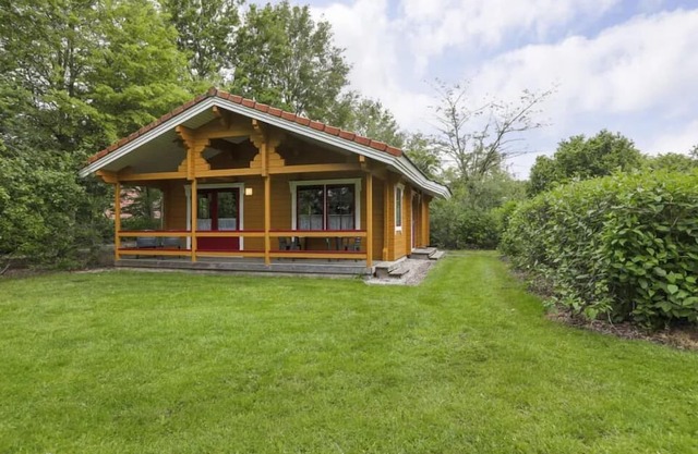 4-person bungalow with private sauna, veranda, dishwasher and washing machine at park ’t Hooge Holt near Gramsbergen and nature.