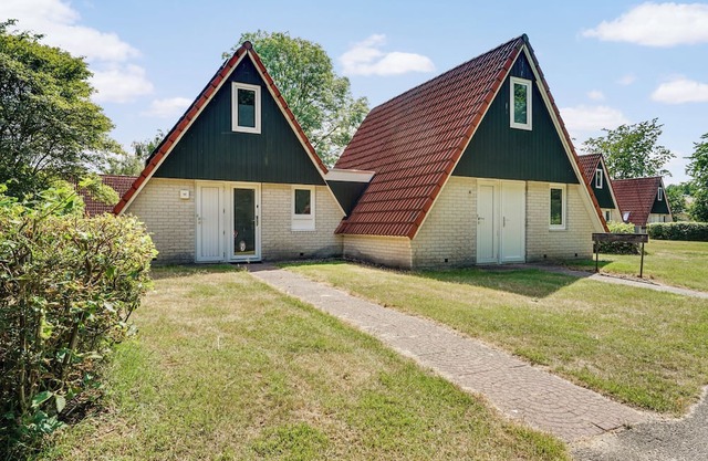 Spacious 10-person family house with 5 bedrooms, 2 bathrooms, full kitchen and large garden at holiday park ’t Hooge Holt.