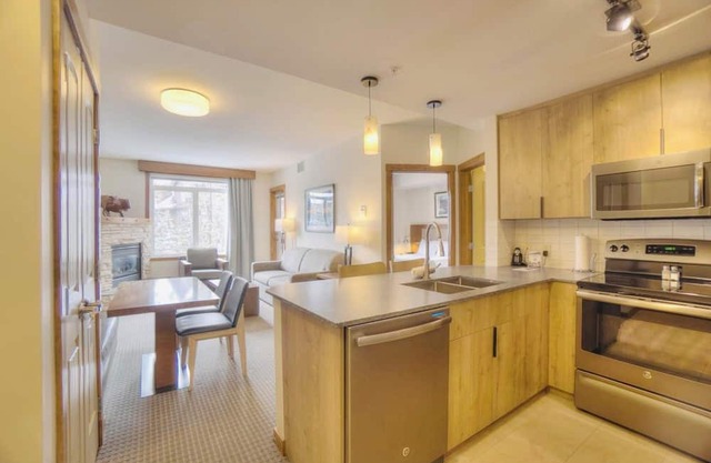 *NEW* Chic Remodelled | 2HOT TUBS | Top Rated Resort | MINUTES TO BANFF