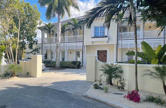 Enchanted Villa guarded community, Large Pool, Lush Garden, amazing water view