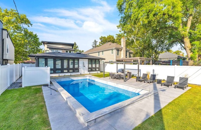 Elmhurst Luxury 4BR w/Pool, Fenced Yard, Downtown