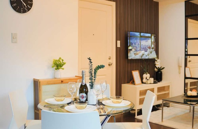 Stylish 2-bedroom condo with fitness room and near vibrant night life in Makati