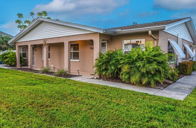 Waterfront duplex, walk to the beach