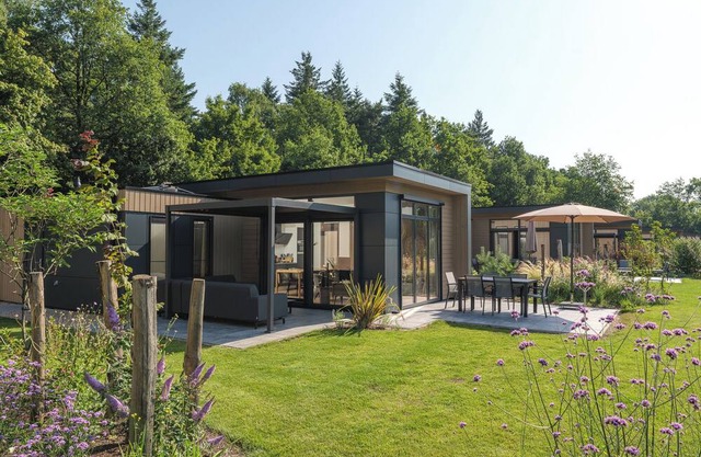 Essenburgh: Spacious and stylish home for 6 people with three bedrooms, a modern kitchen, a cozy outdoor space, and a private hot tub and sauna for ultimate relaxation. Enjoy luxury and nature in the Veluwe.