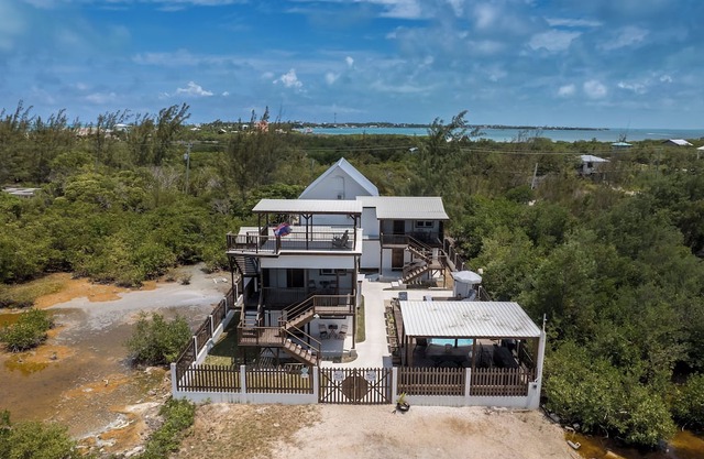 Two story house with king size bed in beautiful Caye Caulker