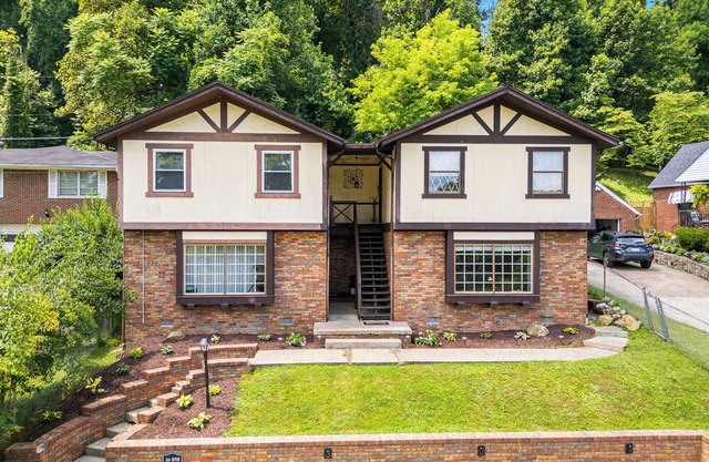 CLEAN 2-bedroom cozy apartment Huntington. Spacious and accomodating!