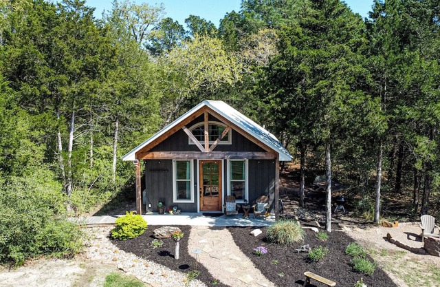 Cozy, romantic 1 bedroom cottage near Smithville