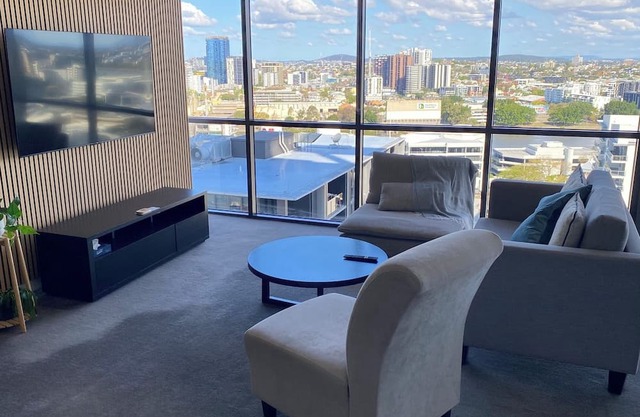 Riverview 2BR Apt w/pool and Parking Near Suncorp