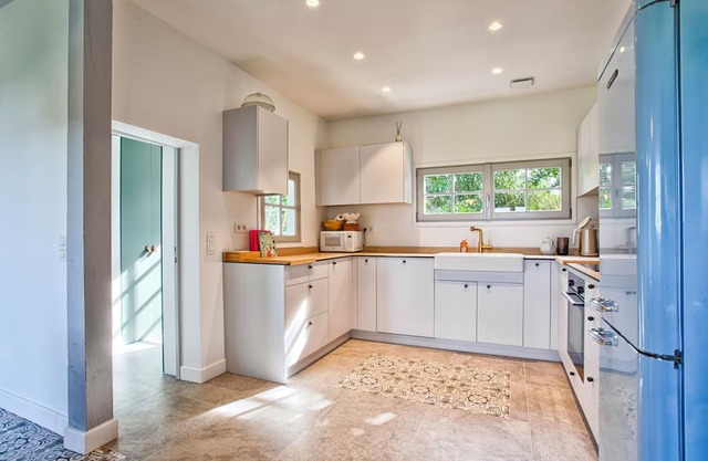 Charming country house with large heated swimming pool