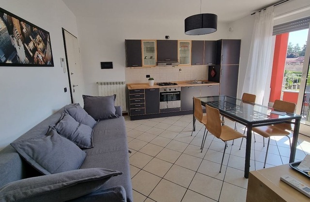 Cozy one-bedroom apartment with large balcony 10 minutes from Milan Malpensa. WiFi.