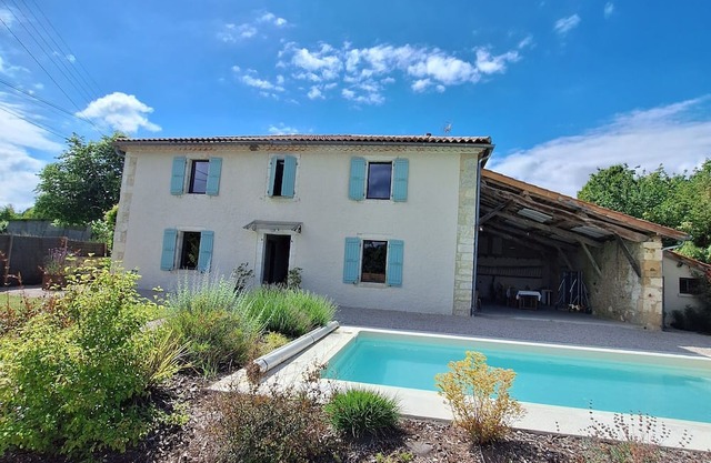 House with swimming pool sleeps 13. A 15-minute walk from the historic center of Auch!