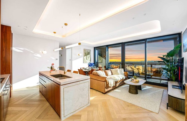 Highrise Luxury Penthouse Spectacular Views