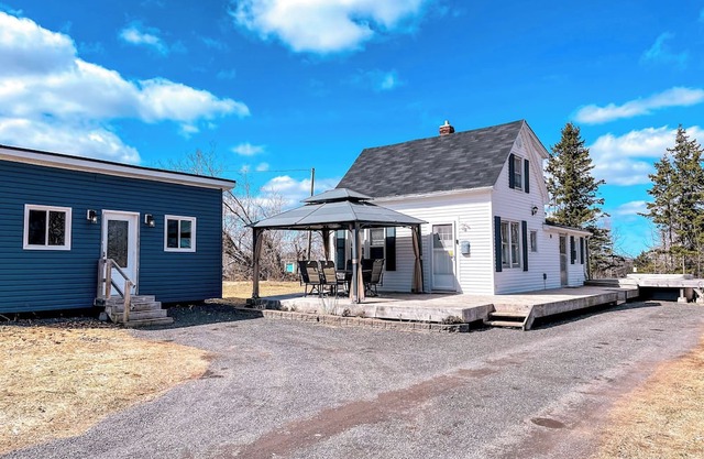 Cozy Hilltop Retreat w/Hot Tub, Firepit & Deck. Pet-Friendly!