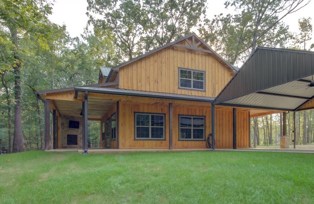 Gorgeous lodge tucked away in Texarkana - 3 bedrooms available