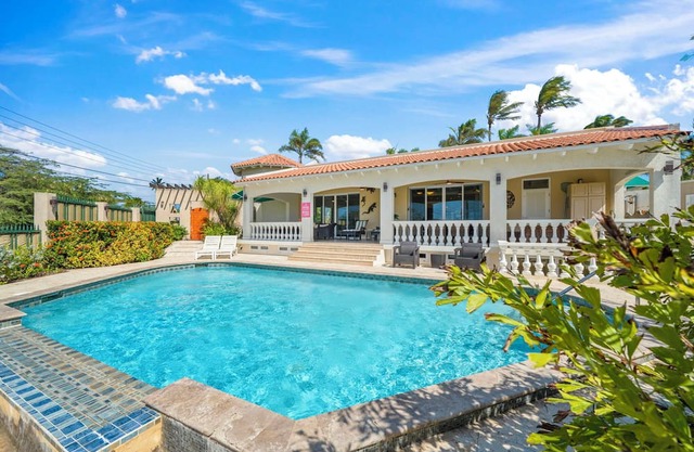 5-minute drive to Eagle Beach! Private pool!