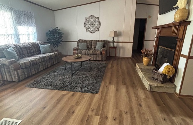 Charming 3-bedroom mobile home on a private lot in Bryant, AR