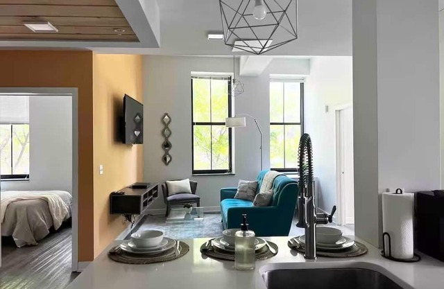 5BR 2BA Sleeps 10 Downtown Near CC/Theaters