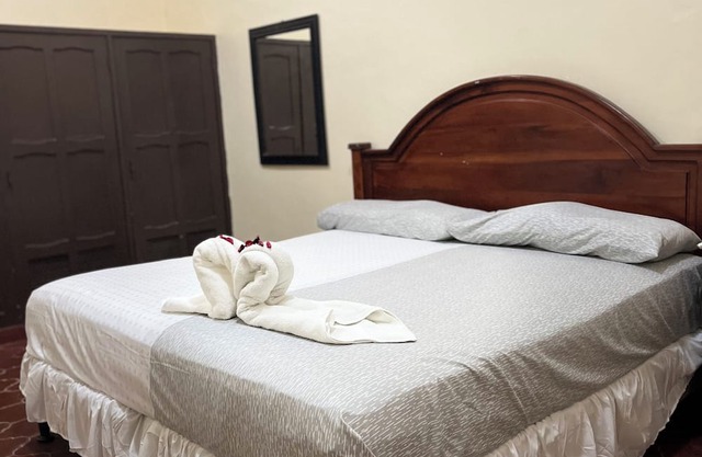 Casa HospedajeMiPension 2 blocks from the MallMultiplaza, 15 mnts from the airport.