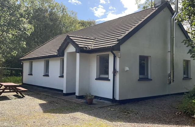 Ardnagashel Est No 8 - a two story that sleeps 6 guests in 3 bedrooms