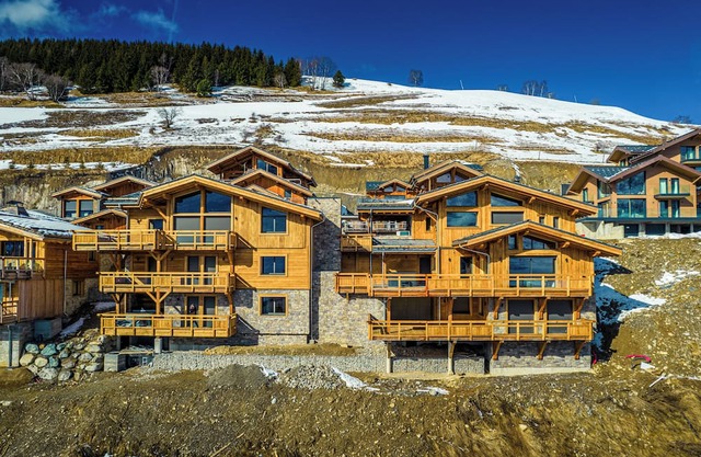 LES CHALETS DU PIC : 26 pers panoramic view of the mountains