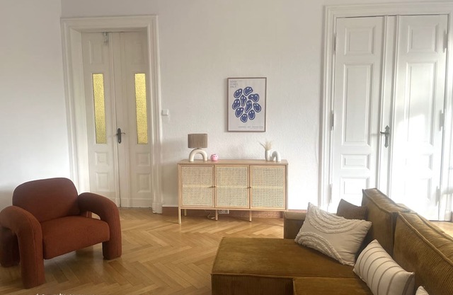 170sqm - lots of space in a Wilhelminian style building with 2 free parking spaces