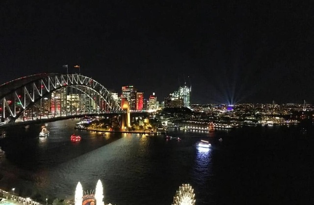 Spacious 3-Bedroom Apartment with Water View, 900m Stroll to Harbour Bridge
