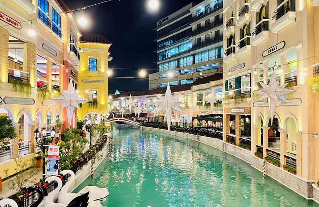 BGC Venice Condo - Balcony, Pool & WiFi - Suite 19