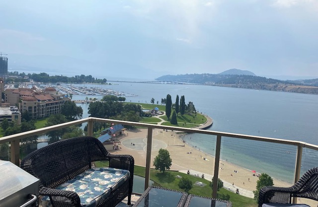 Beautiful 3 bedroom condo with a Breathtaking view of the Lake