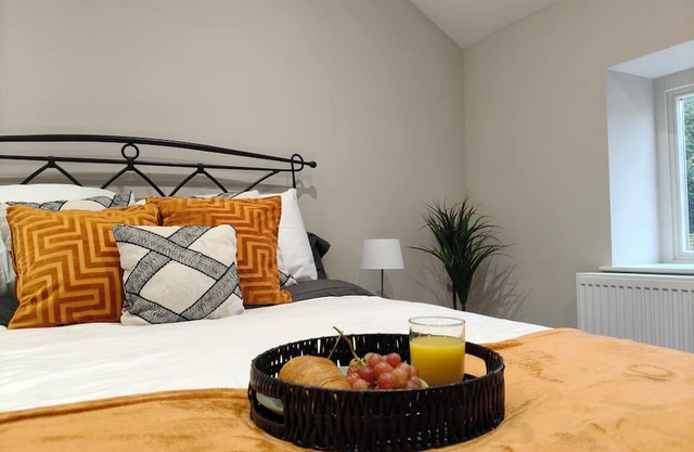 Stylish Modern 2-Bed Home Near A11