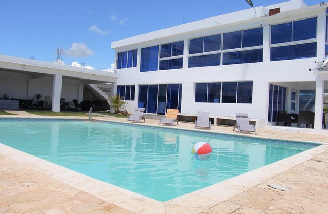 Private Villa w Pool & BBQ Up to 25 Guests