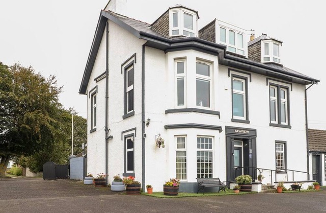 SEAVIEW WELLNESS RETREAT, pet friendly, with hot tub in Carnoustie