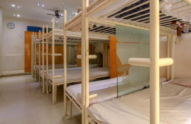 Peaceful bed & breakfast with AC in vibrant Mumbai