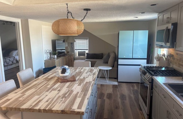 Welcome to your home away from home in Providence. Charming & modern 2 bedroom.
