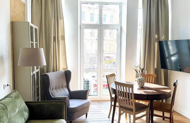 Domillion new Provence 3bdr 2bath w parking P365