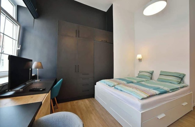 Domillion 3bdr 2bath New Apt w free parking V1020
