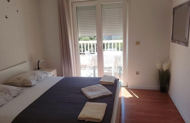 One bedroom apartment with balcony Makarska (A-20727-c)