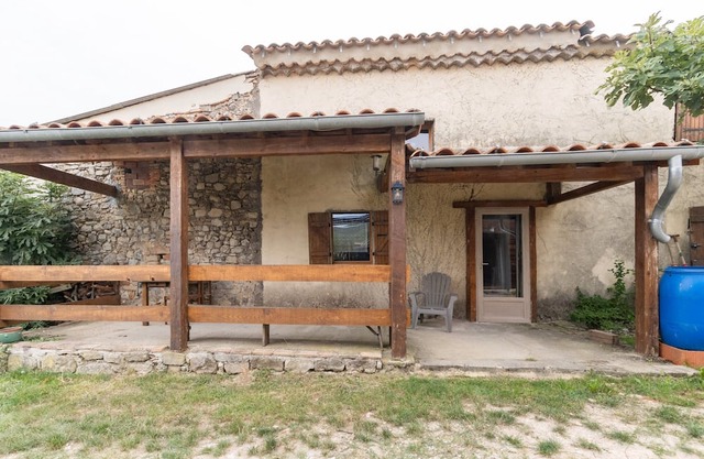 Gîte 'La Bergerie - Le Mas De Peyraube' with shared pool, communal garden and Wi-Fi