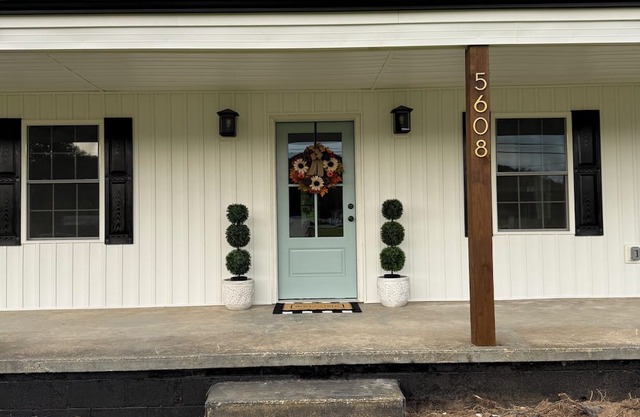 Charming newly-renovated 3-bedroom cottage in the Heart of the Yadkin Valley!