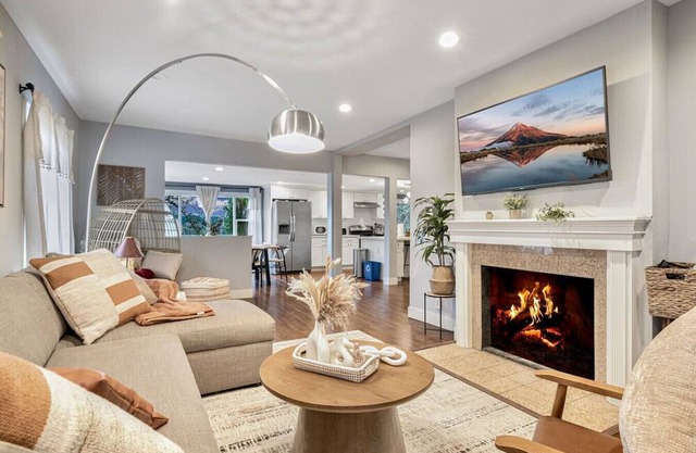 Peaceful Upper Unit in Edmonds | Mins to Ferry