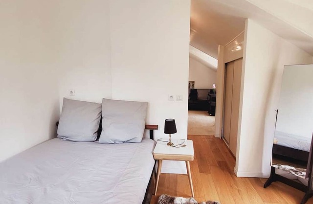 Discover our comfortable studio, nestled in a quiet neighborhood 20 minutes from Paris.