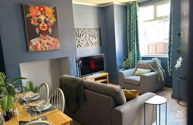 Fantastic 3-bedroom house in Leeds for families and contractors. Free parking.