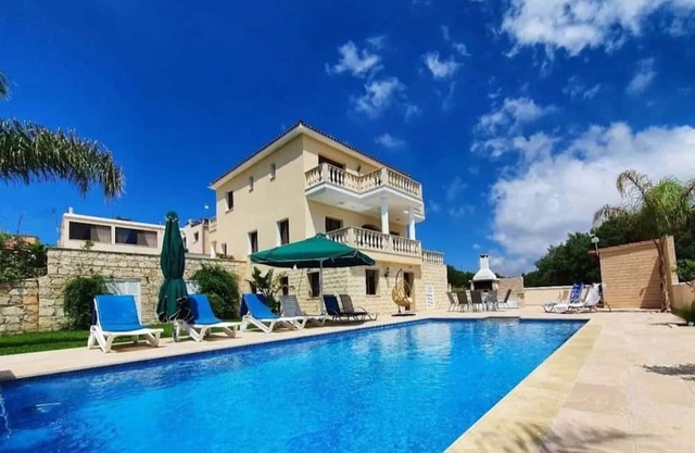 Villa Lazmari - Mountain Views, Private Pool & Garden