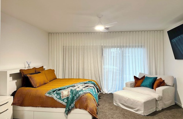 Emmylou Escape - Sleeps 16